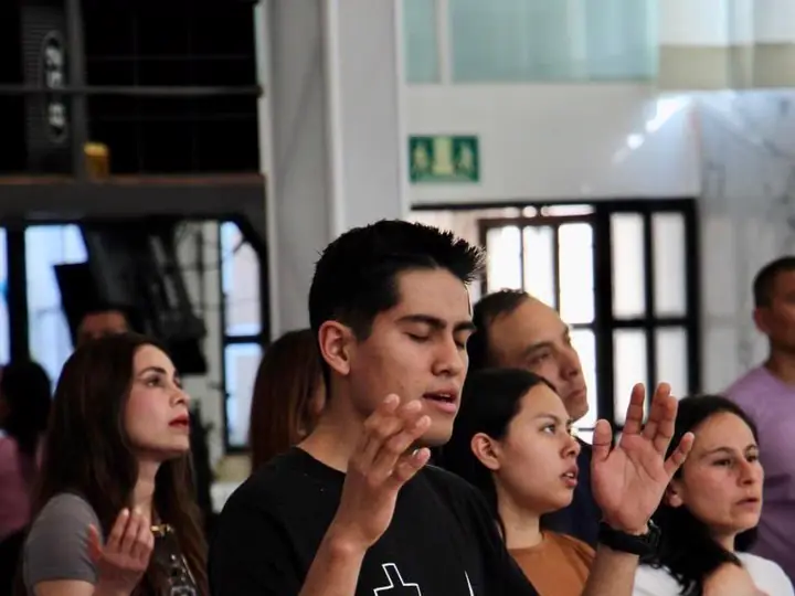 La congregación cantando un domingo