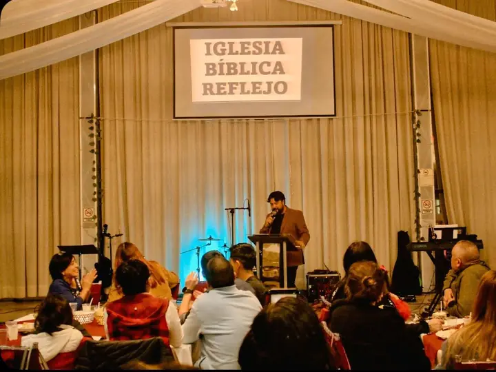 El salón lleno en Acción de Gracias