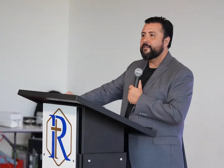 El pastor predicando